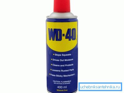 WD-40 pomaga znebiti lepila na površini straniščne školjke WD-40 pomaga znebiti lepila na površini straniščne školjke