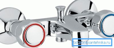 Različne pipe so odgovorne za oskrbo s toplo in mrzlo vodo. Različne pipe so odgovorne za oskrbo s toplo in mrzlo vodo.