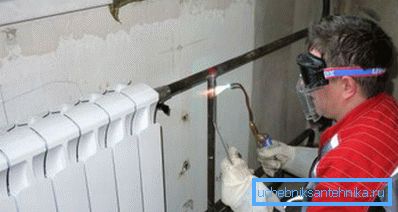 Zamenjava radiatorjev v stanovanju s plinsko varjenjem s strani usposobljenega strokovnjaka Zamenjava radiatorjev v stanovanju s plinsko varjenjem s strani usposobljenega strokovnjaka