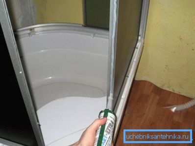 Polnjenje profila s tesnilnim materialom