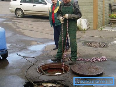 Zoženi vrat oteži čiščenje vodnjaka. Zoženi vrat oteži čiščenje vodnjaka.