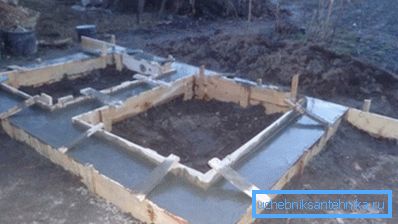 Priporočljivo je izdelati majhno opažev na bazi 10-20 cm nad tlemi.